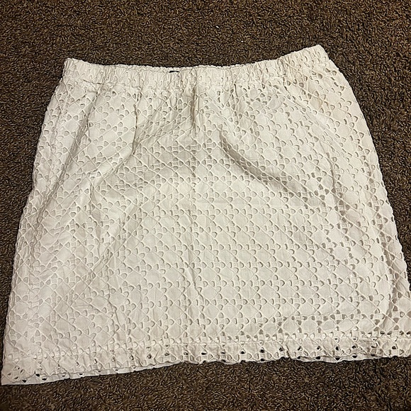 Feminine and comfy GAP white lace mini skirt size medium with elastic waistband - Picture 1 of 3